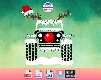 Puede incluir: Ilustración festiva de un Jeep negro decorado para Navidad. El Jeep presenta una nariz roja, cuernos con luces de colores y un gorro de Papá Noel. La imagen incluye iconos de tipo de archivo para descargas digitales.