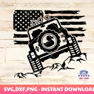 Könnte beinhalten: Schwarz-weiße Silhouette eines Jeeps, der über felsiges Gelände fährt, mit einer amerikanischen Flagge im Hintergrund. Der Jeep hat eine Entensilhouette auf dem Reserverad.