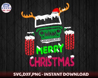 Puede incluir: Un Jeep verde con un gorro de Papá Noel y cuernos de reno está cubierto de nieve. El Jeep conduce por un bosque nevado. El texto "MERRY CHRISTMAS" está escrito en rosa debajo del Jeep.