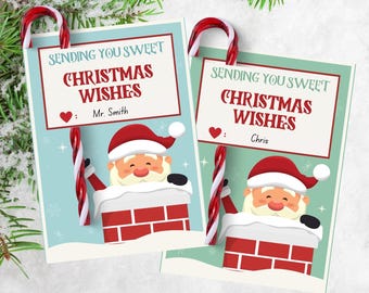 Può includere: Due biglietti di Natale con manici a bastoncino di zucchero. Ogni biglietto presenta un'illustrazione di Babbo Natale che esce da un camino. Le carte recitano "Sending You Sweet Christmas Wishes" con un nome sotto. Lo sfondo è azzurro.