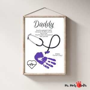 Doktor Dad Vatertag Handabdruck Kunst Handwerk | Druckbare Karte für Medizinischer Held Papa | Handgemachte Doctor's Day Karte | Doktorgeschenk von Kindern