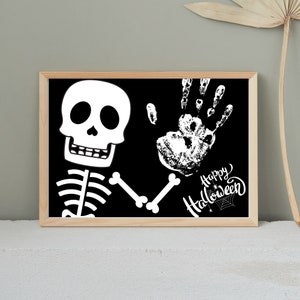 Rzemiosło artystyczne na Halloween z odciskiem dłoni szkieletu | Prezent na Halloween | Rzemiosło na Halloween dla dzieci | Rzemiosło na jesień z odciskiem dłoni | Wydrukowana karta na Halloween z czaszką