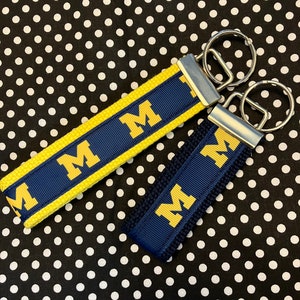 Llavero o pulsera personalizado inspirado en la universidad: 2 tamaños disponibles ** Bordado gratuito disponible **