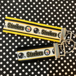 Llavero de muñeca personalizado inspirado en los Pittsburgh Steelers (2 tamaños disponibles, bordado de personalización GRATIS) - Fútbol