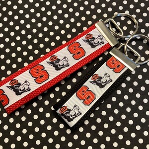 Llavero o pulsera personalizado inspirado en la universidad: 2 tamaños disponibles ** Bordado gratuito disponible **