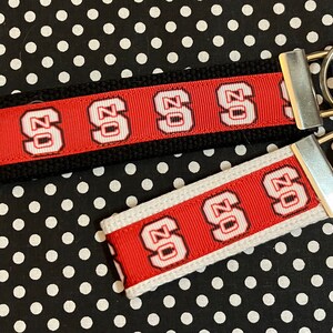 Llavero o pulsera personalizado inspirado en la universidad: 2 tamaños disponibles ** Bordado gratuito disponible **