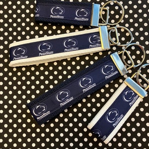 Llavero o pulsera personalizado inspirado en la universidad: 2 tamaños disponibles ** Bordado gratuito disponible **