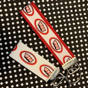 Personalisierte College Schlüsselanhänger - College / Universität inspiriert Schlüsselanhänger oder Armband - 2 Größen erhältlich * Kostenlose Stickerei verfügbar *