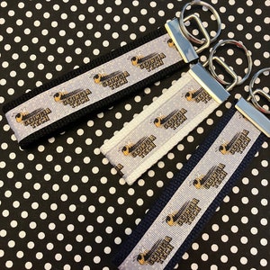 Llavero o pulsera personalizado inspirado en la universidad / universidad - 2 tamaños disponibles ** Bordado gratuito disponible**