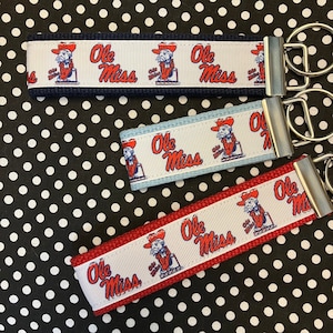 Personalisierte College / Universität inspirierte Schlüsselanhänger oder Armband - 2 Größen erhältlich ** Kostenlose Stickerei verfügbar **