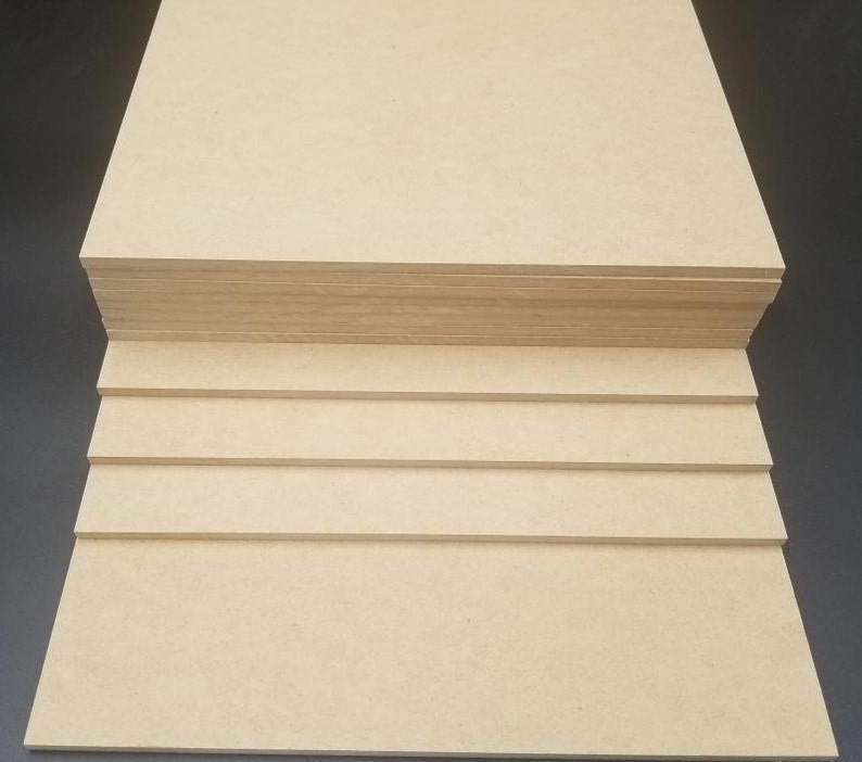 Puede incluir: Una pila de tablas de madera sin terminar de color marr&oacute;n claro. Las tablas est&aacute;n apiladas en forma escalonada, siendo la tabla superior la m&aacute;s grande y la inferior la m&aacute;s peque&ntilde;a.