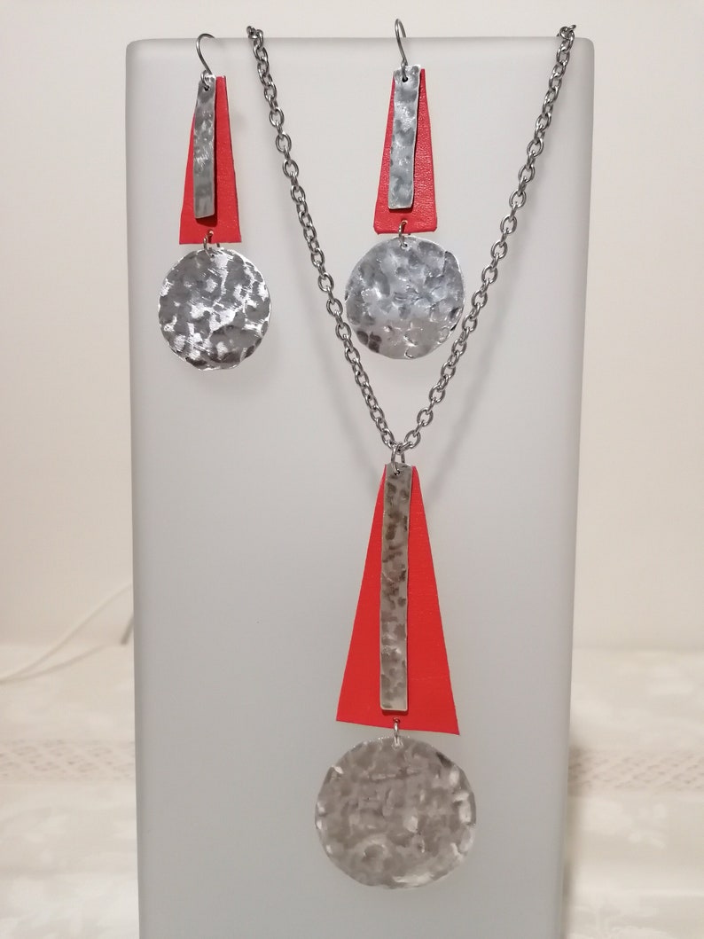 Bijoux Handcrafted pendant and earrings in aluminum plate and leather image 1