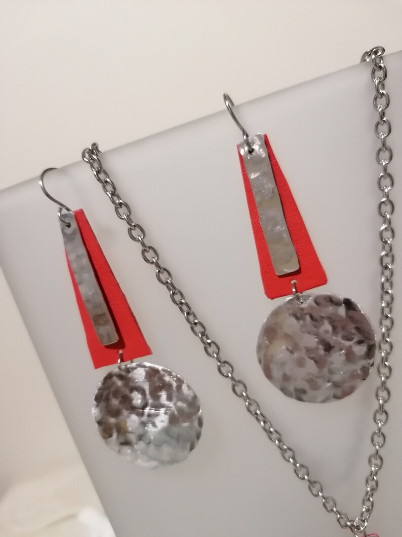 Bijoux Handcrafted pendant and earrings in aluminum plate and leather Orecchini