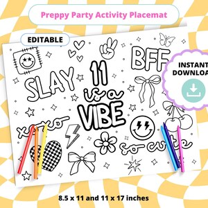 Könnte beinhalten: Eine schwarz-weiße Aktivitäts-Tischunterlage mit dem Text "Preppy Party Activity Placemat". Die Tischunterlage zeigt die Sätze "SLAY", "11 is a VIBE" und "BFF", zusammen mit verschiedenen Kritzeleien und den Maßen 21,6 x 27,9 cm und 27,9 x 43,2 cm.