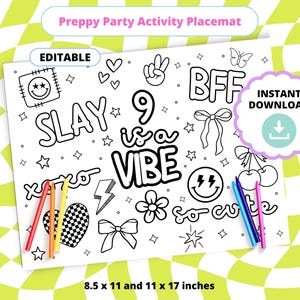 Könnte beinhalten: Eine weiße Aktivitäts-Platzmatte mit schwarzen Strichzeichnungen, mit Sätzen wie "SLAY" und "9 is a VIBE", sowie Kritzeleien von Herzen, Sternen und Schleifen. Enthält den Text "Preppy Party Activity Placemat", "EDITABLE" und "INSTANT DOWNLOAD". Buntstifte sind auf der Platzmatte platziert. Die Platzmatte ist in 21,6 x 27,9 cm und 27,9 x 43,2 cm erhältlich.