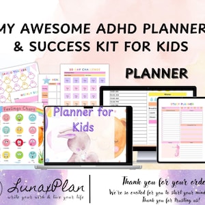 Puede incluir: Un surtido de coloridos planificadores y kits de éxito para niños con TDAH. La imagen incluye un portátil, una tableta y varias hojas impresas con texto como "Planner for Kids", "Feelings Chart" y "Weekly Schedule".