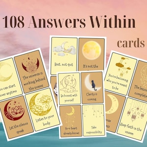 Pode incluir: Um conjunto de cartas de oráculo com um tema celestial. As cartas apresentam ilustrações de luas, estrelas e desenhos florais, com frases como "Clarity is coming" e "Listen to your body." O texto "108 Answers Within cards" é exibido no topo.