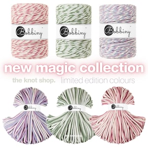 Peut inclure: Six bobines de corde en coton colorée, chacune avec une étiquette blanche qui dit "Bobbiny" et le texte "new magic collection the knot shop. limited edition colours".