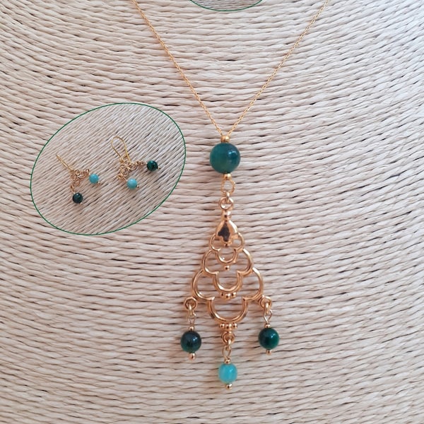 Parure "Arabesque": collier sur très fine chaine cobra, boucles d'oreille dormeuses, chandeliers avec oeil de tigre teinté vert et amazonite