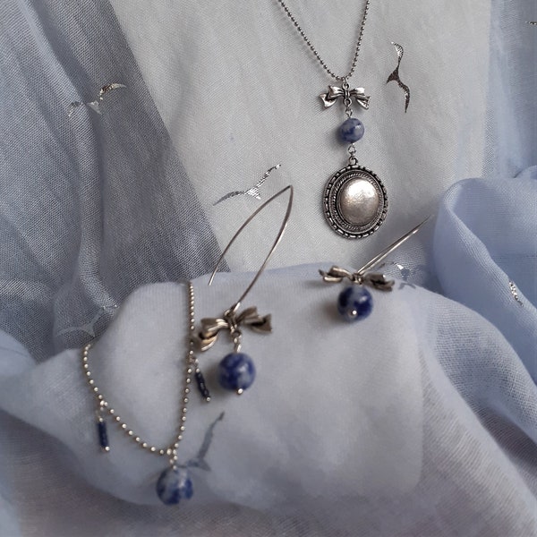 parure "Ruban":  collier et bracelet sur chaine boule, boucles d'oreille, perles en lapis-lazuli et Miyuki, noeud "ruban" et médaillon