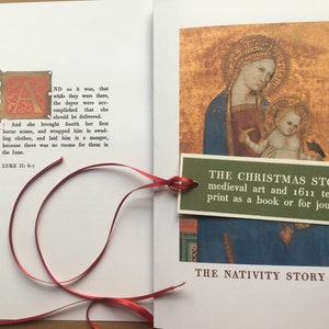 Pode incluir: Um marcador verde com o texto "THE CHRISTMAS STORY: medieval art and 1611 text to print as a book or for journals" e o texto "THE NATIVITY STORY" abaixo. O marcador está preso a um livro com uma fita vermelha.
