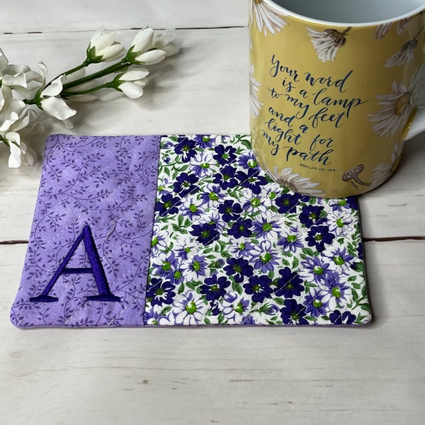 Tapis de tasse monogrammé, tapis de tasse brodé, tapis de tasse floral, tapis de tasse personnalisé, cadeau de bureau, cadeau d’enseignant