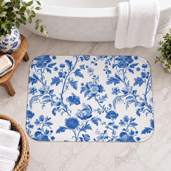 Blaue Badematte mit Blumenmuster, Grandmillennial Badezimmerteppich, Chinoiserie-Dekor in Blau und Weiß