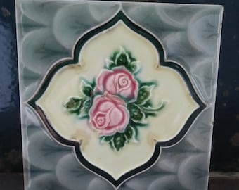 Azulejo victoriano con patrón de rosas y escamas de pez