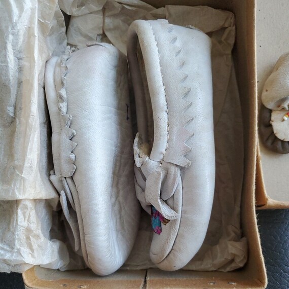 Vintage Inuit White Leather Infant Baby Moccasins… - image 4