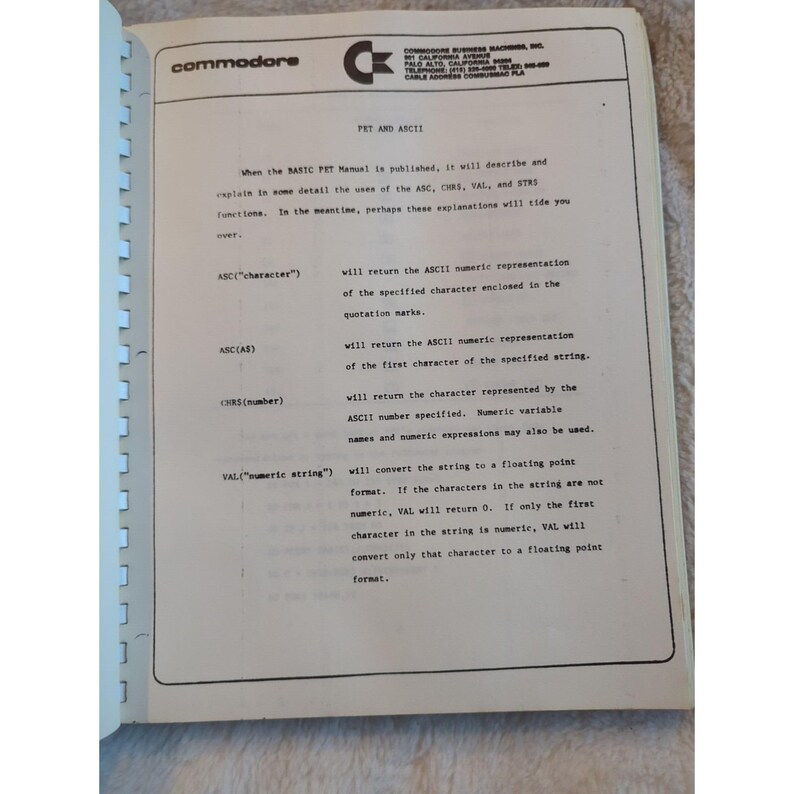 Pu&ograve; includere: Pagina di libro aperta con testo sulle funzioni PET e ASCII. Il logo Commodore &egrave; in alto a sinistra. Il testo spiega funzioni come ASC, CHRS, VAL e STRS, con esempi nella programmazione BASIC.