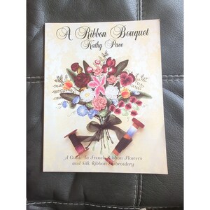Een lintboeket: een gids voor Franse lintbloemen en door Kathy Pace-patronen