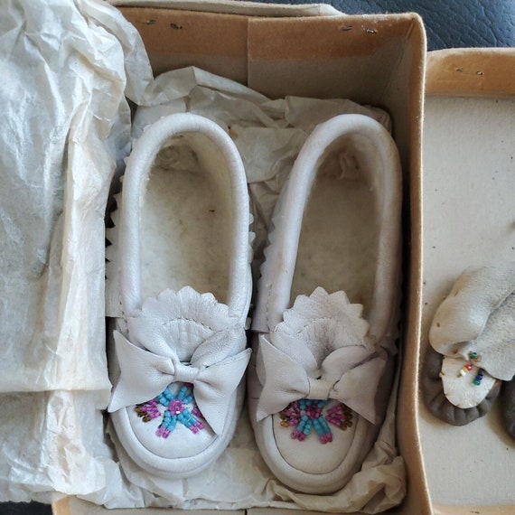 Vintage Inuit White Leather Infant Baby Moccasins… - image 1