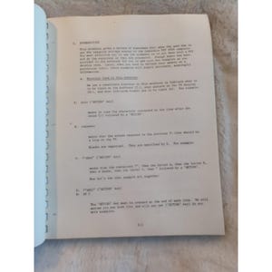 Pu&ograve; includere: Pagina di un quaderno di lavoro con testo stampato, probabilmente per un corso di informatica. Il testo include istruzioni ed esempi. La pagina &egrave; bianca con testo nero e ha una rilegatura a spirale sul lato sinistro.