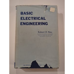 Puede incluir: Un libro azul con el título "Basic Electrical Engineering" de Robert H. Nau, profesor de ingeniería eléctrica, Escuela de Minas y Metalurgia, Universidad de Missouri. Publicado por The Ronald Press Company, Nueva York.