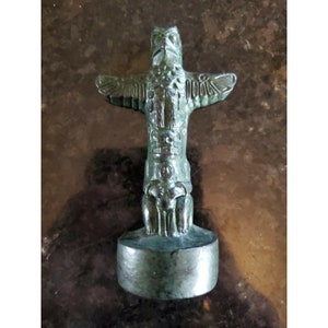 Vintage Greg Wolf Canadian Inuit Carved 4.5&quot; Totem Pole Green Figurine Joe Wolf