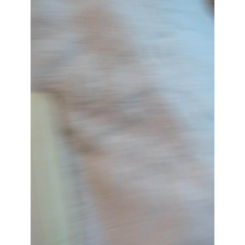 Pu&ograve; includere: Immagine astratta e sfocata con una miscela di tonalit&agrave; marrone chiaro, beige e azzurro pallido. L'immagine ha una qualit&agrave; morbida e diffusa, che suggerisce movimento o mancanza di messa a fuoco. I colori si fondono, creando un effetto sottile e strutturato.