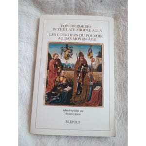 以下が含まれることがあります： 中世の服装をした4人の人物が描かれた本の表紙。タイトルは「Powerbrokers in the Late Middle Ages」と「Les Courtiers du Pouvoir au Bas Moyen-Age」。