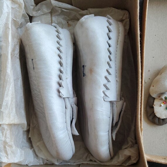 Vintage Inuit White Leather Infant Baby Moccasins… - image 2