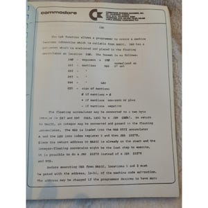 Pu&ograve; includere: Una pagina di un manuale di computer Commodore, con testo tecnico e diagrammi. Il documento include il logo Commodore e dettagli sulle subroutine in linguaggio macchina, con misure in cm.