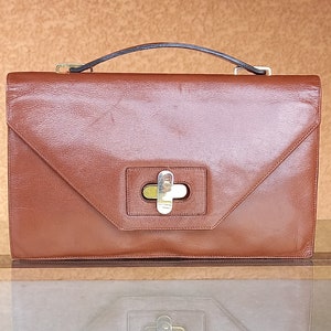 La Bagagerie-Très beau sac à main style cartable en cuir beige caramel vintage. Porté main. Fermoir doré en croix. Excellent état.