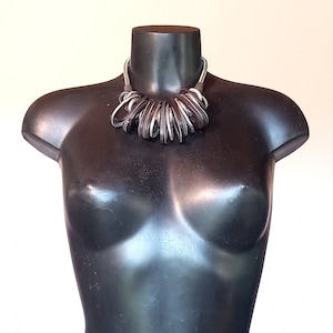 Vintage choker necklace, metal serpentine chain and wood and metal rings. Very good condition.