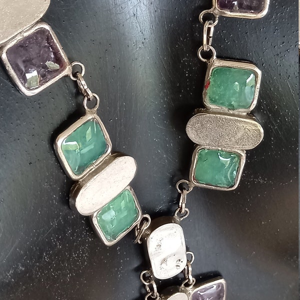 Collier années 70' en métal argenté. Perles carrées en verre, vert et violet. TBE