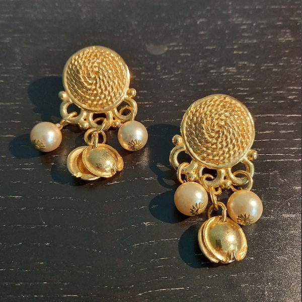 Paire de boucles d'oreilles clips vintage dorées et breloques perles. pendantes.