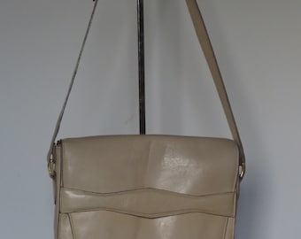 Vintage leren handtas uit de jaren 60, met schouderband