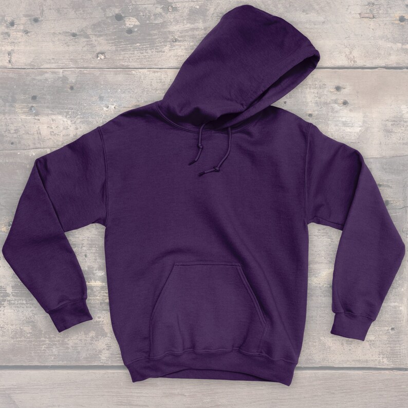 Puede incluir: Una sudadera con capucha de color morado con un bolsillo canguro en la parte delantera.
