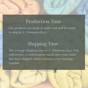 Pu&ograve; includere: Testo su uno sfondo verde con una pila di tessuto colorato sotto. Il testo recita: "Production Time - I nostri prodotti sono realizzati su ordinazione e saranno pronti per la spedizione in 2-5 giorni lavorativi. Shipping Time - Il tempo di spedizione medio &egrave; di 3-5 giorni lavorativi. Riceverai un'e-mail di conferma una volta che il tuo ordine &egrave; stato spedito, che contiene il tuo numero di tracciamento. etsy.com/shop/Everswes es"