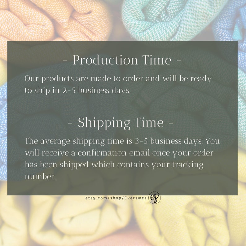 Pu&ograve; includere: Testo su uno sfondo verde con una pila di tessuto colorato sotto. Il testo recita: "Production Time - I nostri prodotti sono realizzati su ordinazione e saranno pronti per la spedizione in 2-5 giorni lavorativi. Shipping Time - Il tempo di spedizione medio &egrave; di 3-5 giorni lavorativi. Riceverai un'e-mail di conferma una volta che il tuo ordine &egrave; stato spedito, che contiene il tuo numero di tracciamento. etsy.com/shop/Everswes es"