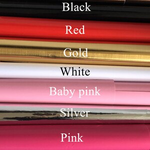 Puede incluir: Primer plano de varios rollos de papel de aluminio de colores. Los colores incluyen oro rosa, negro, rojo, dorado, blanco, rosa beb&eacute;, plateado, rosa y azul. Cada color est&aacute; etiquetado con texto blanco.