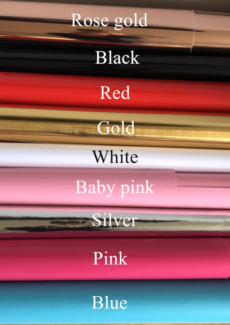 Puede incluir: Primer plano de varios rollos de papel de aluminio de colores. Los colores incluyen oro rosa, negro, rojo, dorado, blanco, rosa beb&eacute;, plateado, rosa y azul. Cada color est&aacute; etiquetado con texto blanco.