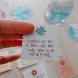 Puede incluir: Una tarjeta blanca con un dise&ntilde;o de mandala azul y una cita inspiradora en italiano: "IL CORAGGIO NON &Egrave; AVERE LA FORZA DI ANDARE AVANTI, &Egrave; ANDARE AVANTI QUANDO NON HAI PI&Ugrave; FORZE." La cita se traduce como "El coraje no es tener la fuerza para avanzar, es avanzar cuando ya no tienes fuerzas."